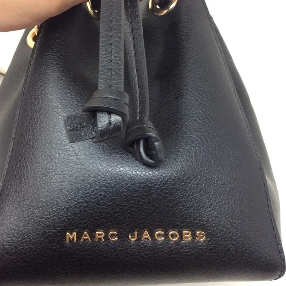 ✨ Authentic Marc Jacobs The Bucket Bag Logo Plaque Drawstring Woven Strap Black - Picture 6 of 16